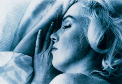 Marilyn endormie en bleu